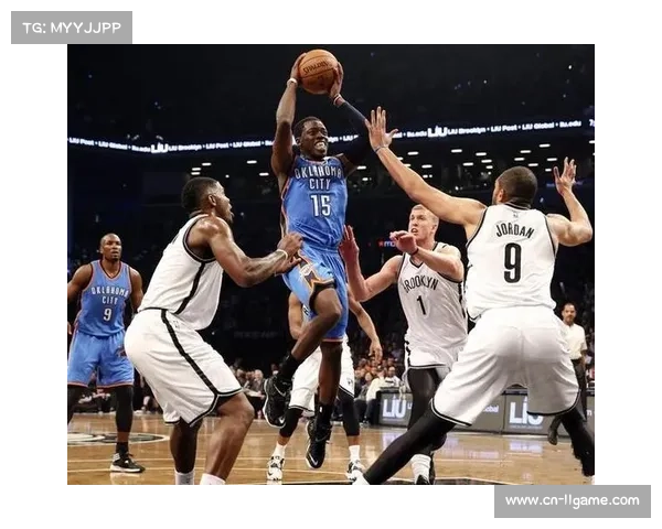 雷霆替补席沸腾庆祝乔关键三分，场边教练战术调整